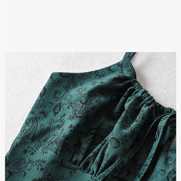 Elegant Green Paisley Dress - Picture 7 of 8